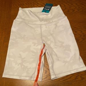 NWT P’tula Mystique 8" Short